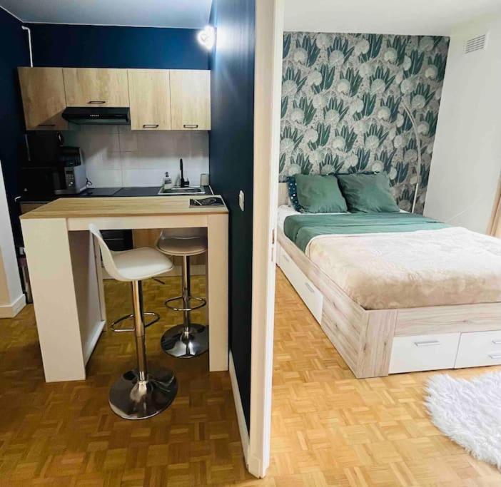 Proche Chateau De Versailles Avec Balcon Vu Sur Une Foret Et Parking Gratuit Pour 5 Personnes Maximum Екстериор снимка